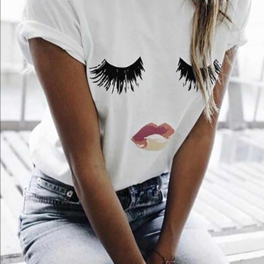 Lashes and lip soft tee!!